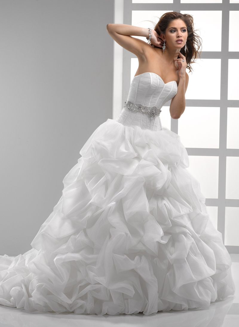 Illustration for article titled Check Out the Trendy Wedding Gowns to Pick for 2015-16